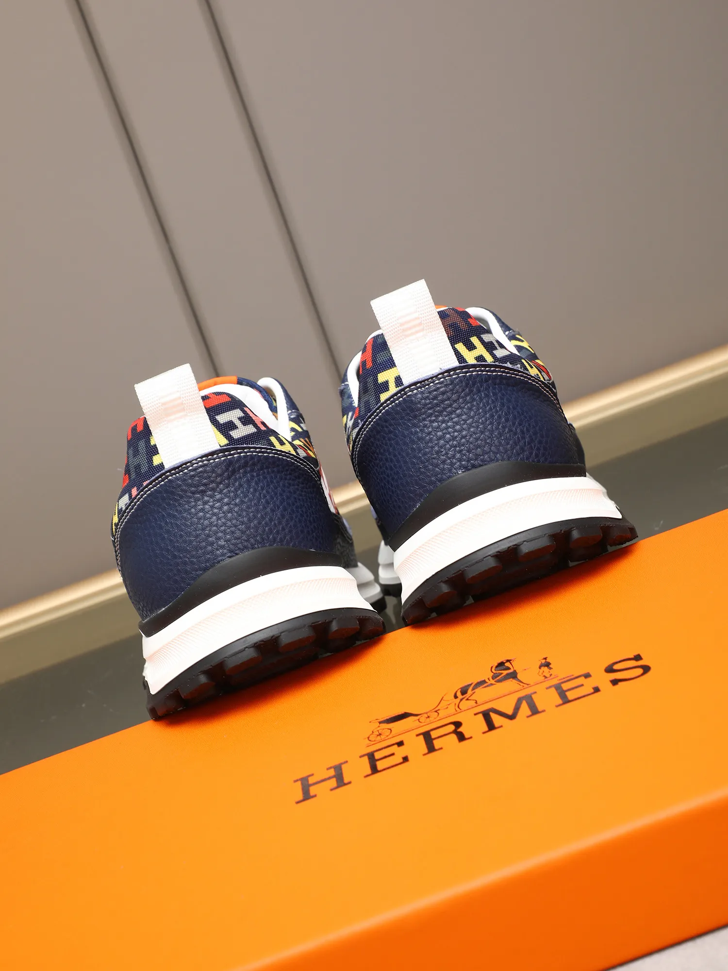 📛📛📛Men's shoes💰P400 (Hermes)🆕Men's color-blocked sneakers, with textured calfskin details. Spliced ​​with original cowhide, this shoe draws inspiration from the equestrian world, integrating technical details and practical functions. Breathable sheep lining, original combination outsole, high-end quality, and every detail is perfectly combined! Size: 38-44 (45 can be customized)